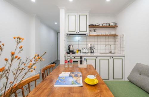 Thanh Nhan Apartment | The Pearl River Hanoi-Stylish Loft with Rooftop Pool & Elevator-Near Old Quarter