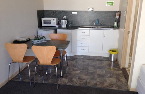 Bowen Hotel | The Pearly Shell Motel
