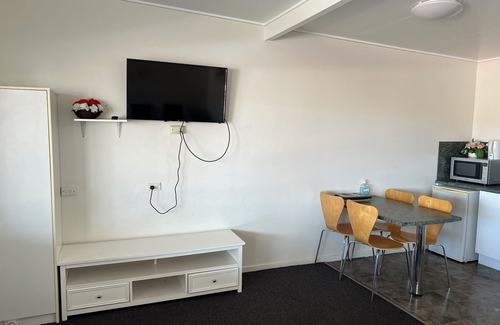 Bowen Hotel | The Pearly Shell Motel