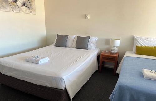 Bowen Hotel | The Pearly Shell Motel