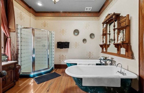 Historic Railroad District Hotel | The Peerless Hotel | Anniversary Suite #3 | Twin Soaking Tubs