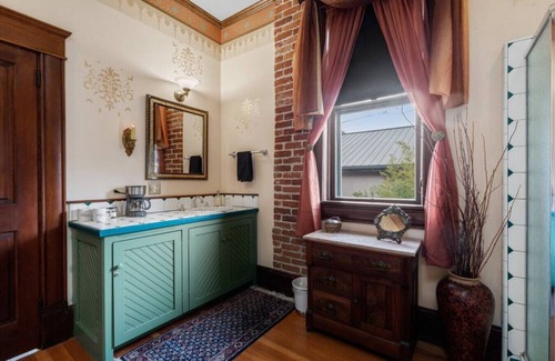 Historic Railroad District Hotel | The Peerless Hotel | Anniversary Suite #3 | Twin Soaking Tubs
