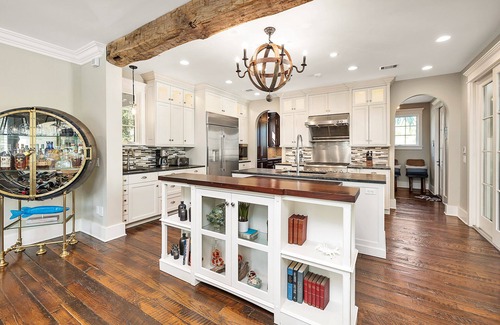East Beach House | The Pelican Cottage - located in East Beach steps from Gould's Inlet!