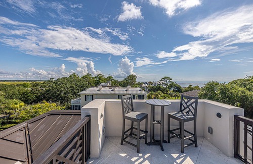 East Beach House | The Pelican Cottage - located in East Beach steps from Gould's Inlet!