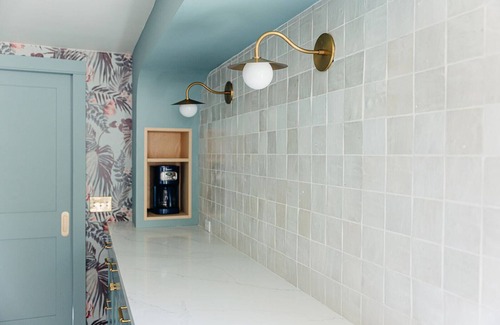 Warm Sands House | The Penguin Cottage: Sapphire Pool- Walk to town