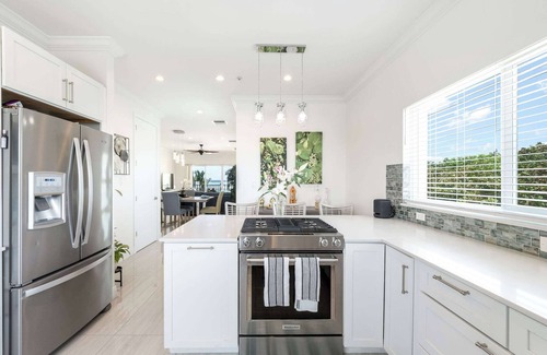 Colliers Bay Condo | The Penthouse at The Cottages 2BR Oceanfront LUXE Condo