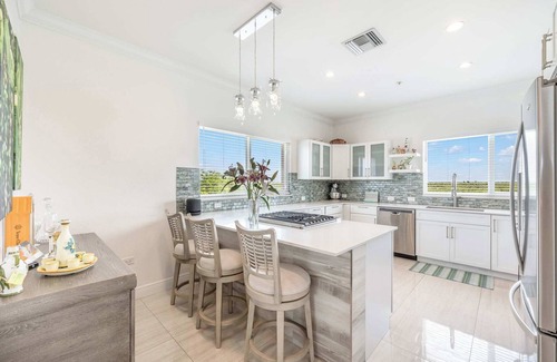 Colliers Bay Condo | The Penthouse at The Cottages 2BR Oceanfront LUXE Condo