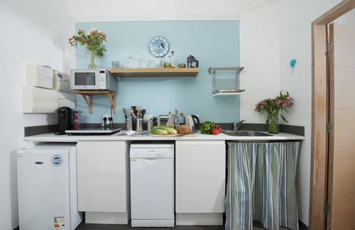 Treator Cottage | The Perch is a contemporary studio offering the perfect escape to the coast