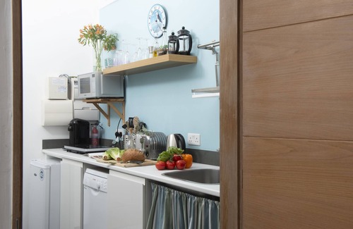 Treator Cottage | The Perch is a contemporary studio offering the perfect escape to the coast
