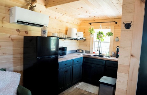 Bardwell Cabin | The Perch - Tiny home perfect for a couples retreat or solo travelers