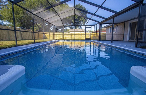 Seffner Community Alliance House | The perfect retreat: sea la vie, family-friendly home w/pool also near cities