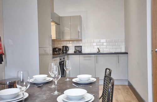 Manchester Apartment | The Peridot Suite Sum