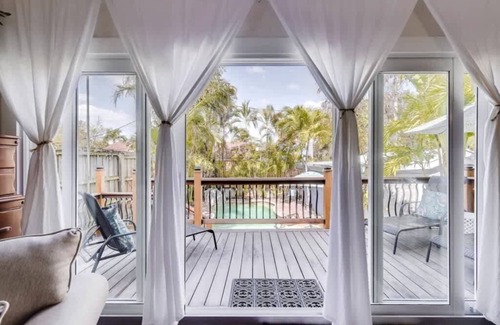 Flamingo Parks House | The Periwinkle House – Bask Poolside at this Sunlit West Palm Retreat