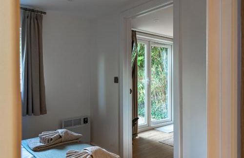 Broadstone House | The Perk Inn Garden Lodge