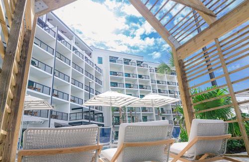 North Naples Hotel | The Perry Hotel Naples