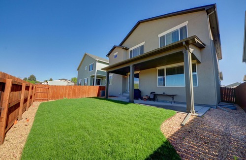 Cimarron Hills House | The Pikes Peak Lodge - Perfect for families or groups up to 10!
