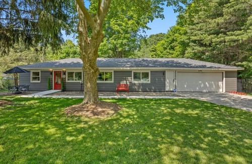 Saugatuck Cottage | The Pines-pets,across From Ivy Center EC, Town!