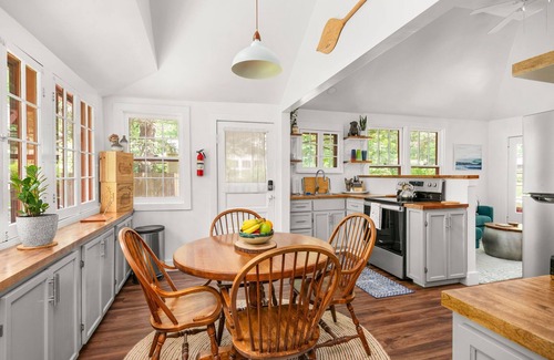 Fennville Cabin | The Pink Lady of The Lake: A charming Glenn cabin!