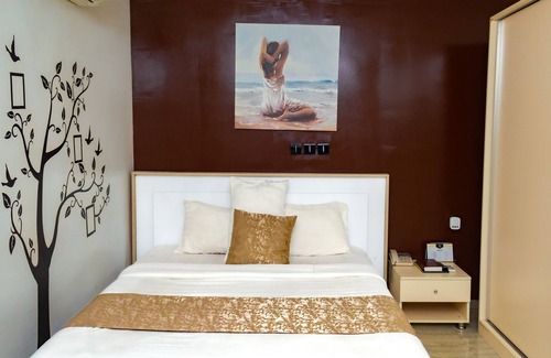 Jos Hotel | The Point Hotel and Suites