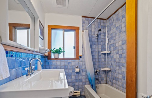 Port Renfrew House | The Point | Port Renfrew | 180-degree ocean views and private hot tub!