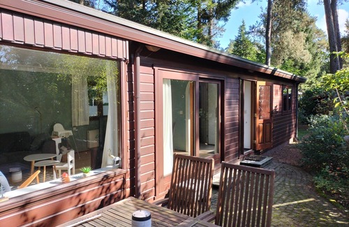 Municipality of Elburg Ski Chalet | The pond house