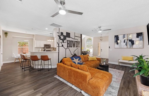 Frisco House | The Pony Haus – Pool, Spa +Climbing Wall sleeps 11 in Frisco TX!