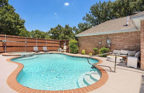 Frisco House | The Pony Haus – Pool, Spa +Climbing Wall sleeps 11 in Frisco TX!