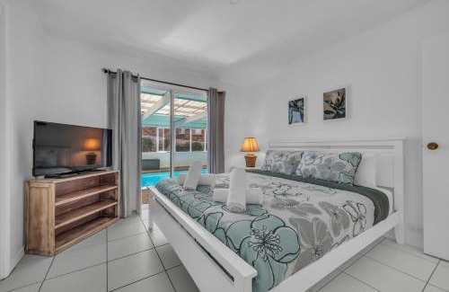 Tura Beach House | The Pool House in Tura