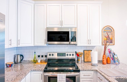 Gainesville House | The Prairie Suite. Newly Built, Upscale, Central