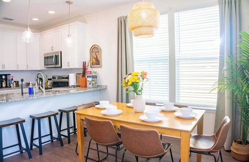 Gainesville House | The Prairie Suite. Newly Built, Upscale, Central