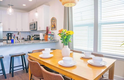 Gainesville House | The Prairie Suite. Newly Built, Upscale, Central