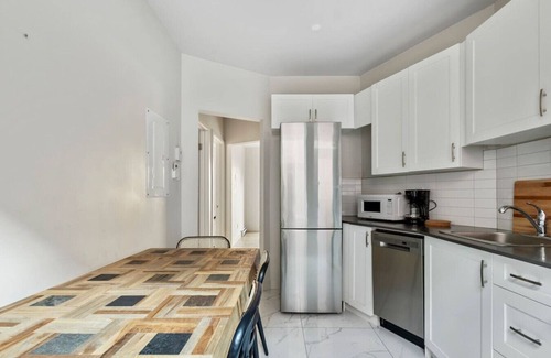 Cote-Des-Neiges—Notre-Dame-De-Grace Apartment | The Prestige Stay | Chic & Bright 3BR in NDG