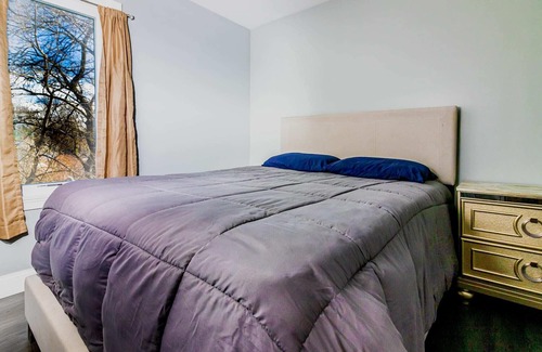 Downtown Niagara Falls House | The Prospect Point-4BR, 1.5 Bath , Minutes From Falls & Casino on the US side.