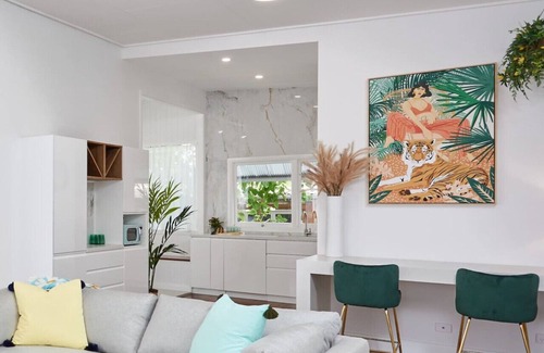 Labrador Apartment | The Queenslander! Bright - Breezy - Beautiful