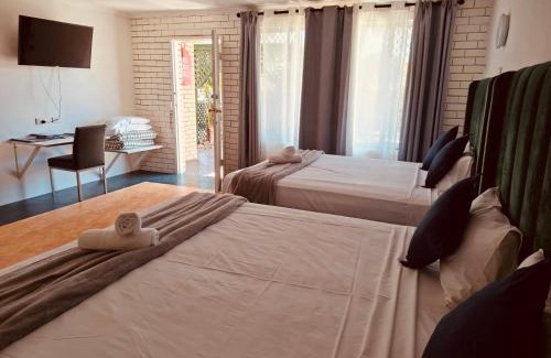 Palm Beach Hotel | The Queenslander Motel