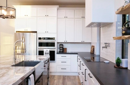 Alpine Cabin | The Raven House, beautiful mountain views, Sleeps 10!