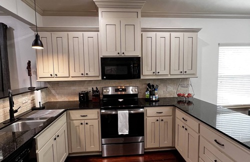 Fayetteville House | The Razorback Rose: Walk to Baum/Razorback Stadium & Tsa La Gi Bike Park & Trail