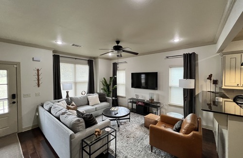 Fayetteville House | The Razorback Rose: Walk to Baum/Razorback Stadium & Tsa La Gi Bike Park & Trail