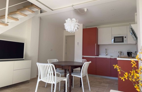 Aigues-Mortes Medieval City House | The Red Duplex - a unique apartment with a spa in the heart of the Aigues-Mortes ramparts!
