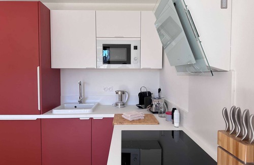 Aigues-Mortes Medieval City House | The Red Duplex - a unique apartment with a spa in the heart of the Aigues-Mortes ramparts!