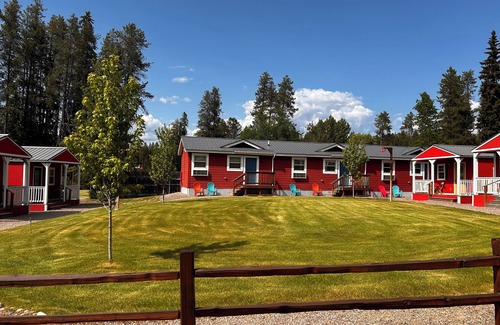Coram Apartment | The Red Station by Glacier - Apartment #1 with AC and laundry