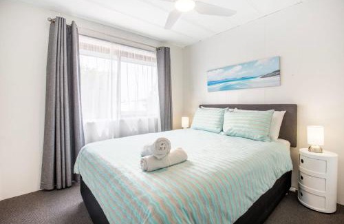 Culburra Beach House | The Relax Shack - Pet Friendly - 8 Mins Walk to Beach