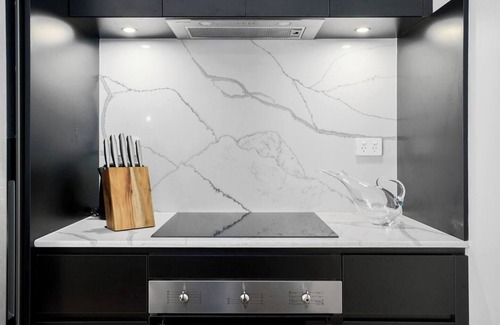 Hobart Central Business District Apartment | The Retreat at Saddlers House with Private Balcony