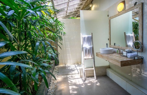 Batubelig Villa | The Retreat - Lush Private Garden