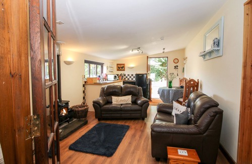Oswestry Cottage | THE RETREAT, pet friendly, with hot tub in Llanrhaeadr-Ym-Mochnant