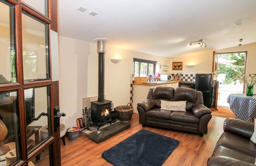 Oswestry Cottage | THE RETREAT, pet friendly, with hot tub in Llanrhaeadr-Ym-Mochnant