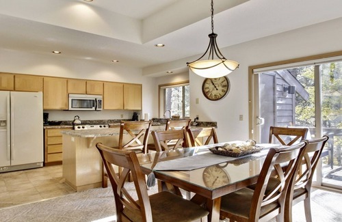 Sunriver Condo | The Ridge at Sunriver - Condo #16 - Access provided to onsite seasonal swimming pool & tennis facilities, year-round hot tub plus 4 bikes