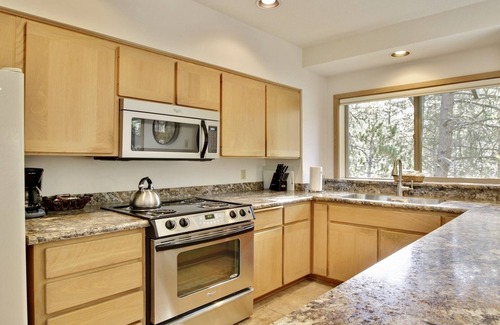 Sunriver Condo | The Ridge at Sunriver - Condo #16 - Access provided to onsite seasonal swimming pool & tennis facilities, year-round hot tub plus 4 bikes