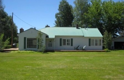 Fort Klamath House | The Riverhouse 4 miles from Crater Lake Park south entrance