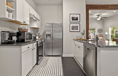 Fayetteville House | The Roselyn - House on Dickson St - 0.5 mi to UofA